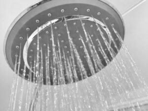 高性能シャワーヘッドを使いたい人のエコキュート選び｜水圧・湯量で失敗しないチェックポイント